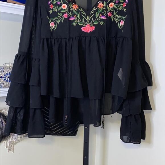 Raised collar blouse with staggered sleeves and embroidery by Boohoo - Picture 11 of 12